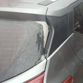 Homem quebra carros, ameaça guardas e diz ser de facção criminosa em Maringá Foto 3 Fotos de Homem quebra carros, ameaça guardas e diz ser de facção criminosa em Maringá