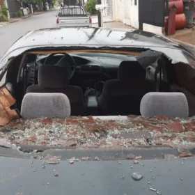 Homem quebra carros, ameaça guardas e diz ser de facção criminosa em Maringá Foto 5 Fotos de Homem quebra carros, ameaça guardas e diz ser de facção criminosa em Maringá