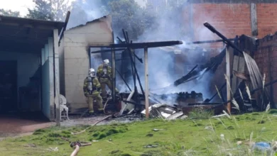 Fotos de Incêndio atinge casa no Jardim Alvorada e imóvel fica destruído em Maringá