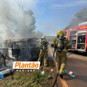 Kombi pega fogo após pneu estourar e capotar em rodovia na região de Maringá Foto 3 Fotos de Kombi pega fogo após pneu estourar e capotar em rodovia na região de Maringá