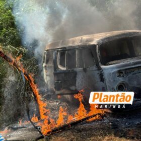 Kombi pega fogo após pneu estourar e capotar em rodovia na região de Maringá Foto 4 Fotos de Kombi pega fogo após pneu estourar e capotar em rodovia na região de Maringá