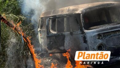 Fotos de Kombi pega fogo após pneu estourar e capotar em rodovia na região de Maringá