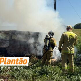 Kombi pega fogo após pneu estourar e capotar em rodovia na região de Maringá Foto 2 Fotos de Kombi pega fogo após pneu estourar e capotar em rodovia na região de Maringá