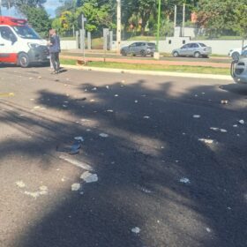 Motociclista de 59 anos que transportava mandioca fica em estado grave após colisão na Avenida Carlos Borges, em Maringá Foto 3 Fotos de Motociclista de 59 anos que transportava mandioca fica em estado grave após colisão na Avenida Carlos Borges, em Maringá