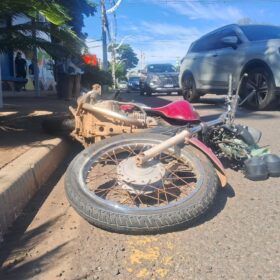 Motociclista de 59 anos que transportava mandioca fica em estado grave após colisão na Avenida Carlos Borges, em Maringá Foto 5 Fotos de Motociclista de 59 anos que transportava mandioca fica em estado grave após colisão na Avenida Carlos Borges, em Maringá