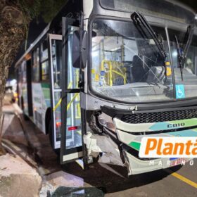 Fotos de Motorista de ônibus perde controle após possível apagão e provoca acidente na Avenida Laguna, em Maringá