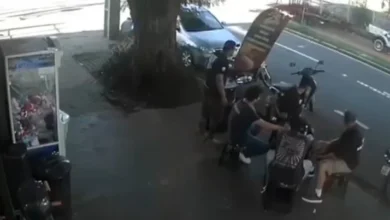 Fotos de Motorista é flagrado trafegando com veículo em ciclovia na Avenida Gastão Vidigal, em Maringá; veja o vídeo