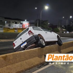 Fotos de Motorista fica ferido após perder o controle e subir em proteção de viaduto em Maringá