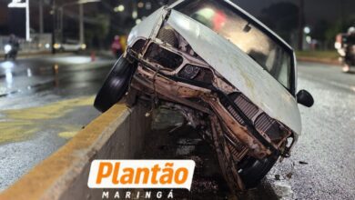 Fotos de Motorista fica ferido após perder o controle e subir em proteção de viaduto em Maringá