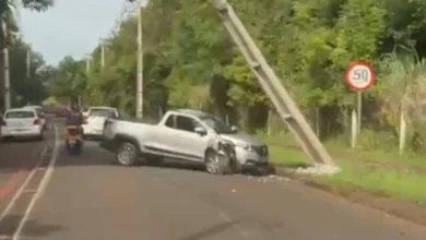 Fotos de Motorista perde o controle e bate violentamente em poste próximo à UEM; veja