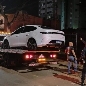Operação fecha avenida famosa por bares em Maringá, tem carros guinchados e flagrante de motorista sob efeito de álcool Foto 3 Fotos de Operação fecha avenida famosa por bares em Maringá, tem carros guinchados e flagrante de motorista sob efeito de álcool
