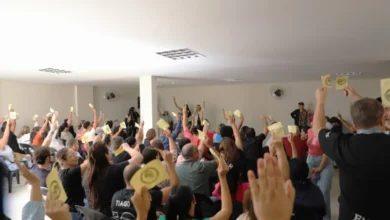 Fotos de Servidores da Saúde de Maringá aprovam estado de greve após fim da escala 12/60; Prefeitura defende legalidade da medida