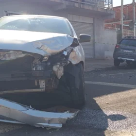 Fotos de Acidente violento em Sarandi termina com carro destruído em poste e criança de 5 anos escapa ilesa