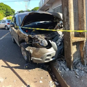 Fotos de Acidente violento em Sarandi termina com carro destruído em poste e criança de 5 anos escapa ilesa