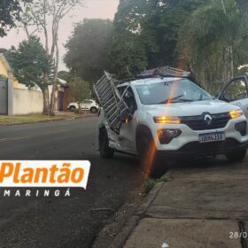 Câmera de segurança registra momento em que carro capota após colisão em Maringá Foto 2 Fotos de Câmera de segurança registra momento em que carro capota após colisão em Maringá