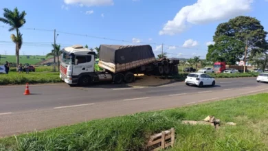 Fotos de Carreta carregada com soja tomba na BR- 376 , em Marialva, e provoca grande congestionamento