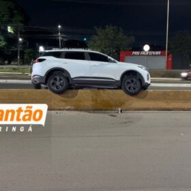 Carro fica sobre bloco de concreto após acidente na Avenida Colombo em Maringá Foto 2 Fotos de Carro fica sobre bloco de concreto após acidente na Avenida Colombo em Maringá