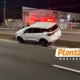 Carro fica sobre bloco de concreto após acidente na Avenida Colombo em Maringá Foto 3 Fotos de Carro fica sobre bloco de concreto após acidente na Avenida Colombo em Maringá