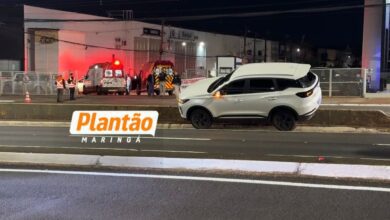 Fotos de Carro fica sobre bloco de concreto após acidente na Avenida Colombo em Maringá