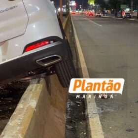 Carro fica sobre bloco de concreto após acidente na Avenida Colombo em Maringá Foto 6 Fotos de Carro fica sobre bloco de concreto após acidente na Avenida Colombo em Maringá