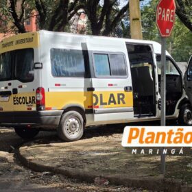 Colisão entre Corolla e van escolar deixa feridos na Zona 7, em Maringá Foto 2 Fotos de Colisão entre Corolla e van escolar deixa feridos na Zona 7, em Maringá