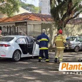 Colisão entre Corolla e van escolar deixa feridos na Zona 7, em Maringá Foto 3 Fotos de Colisão entre Corolla e van escolar deixa feridos na Zona 7, em Maringá