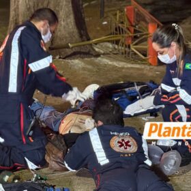 Motociclista que teve perna amputada em acidente em 2024 morre após bater contra árvore neste domingo; câmera registrou acidente Foto 6 Fotos de Motociclista que teve perna amputada em acidente em 2024 morre após bater contra árvore neste domingo; câmera registrou acidente