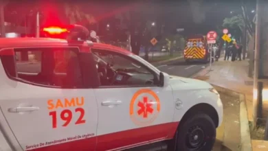 Fotos de Motoentregador perde controle e bate violentamente contra placa de trânsito em Maringá