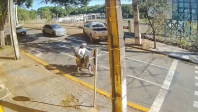 Fotos de Motorista invade contramão, sobe na calçada e causa confusão no trânsito maringaense; video