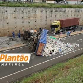 Carreta tomba e interdita Contorno Norte de Maringá nesta segunda-feira Foto 4 Fotos de Carreta tomba e interdita Contorno Norte de Maringá nesta segunda-feira