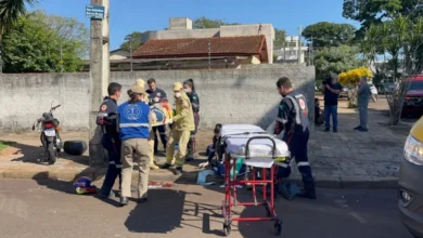 Fotos de Vídeo mostra grave acidente em Maringá: motociclista e filho de 12 anos ficam feridos após forte colisão em cruzamento