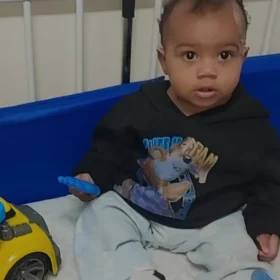 Bebê que sofreu queimaduras durante banho em creche de Sarandi deixa hospital após seis dias internado Foto 1 Fotos de Bebê que sofreu queimaduras durante banho em creche de Sarandi deixa hospital após seis dias internado
