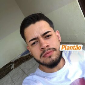 Motociclista morre após perder o controle da moto e bater contra árvore em Maringá; vídeo mostra acidente Foto 9 Fotos de Motociclista morre após perder o controle da moto e bater contra árvore em Maringá; vídeo mostra acidente