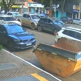 Câmera flagra engavetamento com três veículos no centro de Maringá; gestante de sete meses fica ferida Foto 4 Fotos de Câmera flagra engavetamento com três veículos no centro de Maringá; gestante de sete meses fica ferida
