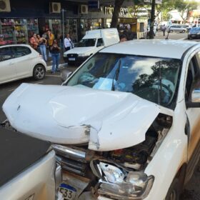 Câmera flagra engavetamento com três veículos no centro de Maringá; gestante de sete meses fica ferida Foto 1 Fotos de Câmera flagra engavetamento com três veículos no centro de Maringá; gestante de sete meses fica ferida