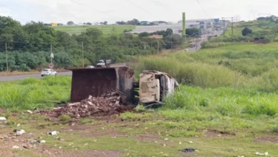 Fotos de Caminhoneiro evita tragédia ao desviar de congestionamento, capota três vezes e fica ferido no Contorno Sul de Maringá