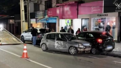 Fotos de Carro bate em ônibus do transporte coletivo, perde controle e atinge veículos estacionados em avenida de Maringá