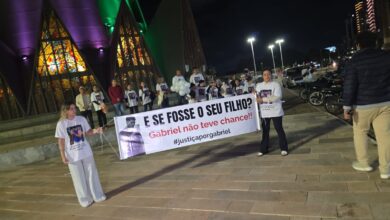 Fotos de ‘E se fosse seu filho?’: Família faz manifestação por justiça após morte de jovem motociclista em Maringá