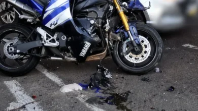 Fotos de Moto de alta cilindrada fica destruída após colisão com carro em cruzamento de Maringá; jovem de 18 anos é socorrido em estado grave