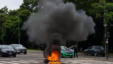 Fotos de Moto pega fogo após grave acidente com carro em cruzamento movimentado de Maringá; veja vídeo