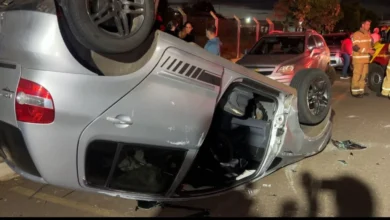Fotos de Motorista atinge três veículos estacionados e capota carro em cruzamento de Sarandi