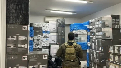 Fotos de Polícia Federal apreende mais de 200 eletrônicos importados com suspeita irregularidade em escritório de advocacia em Maringá