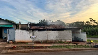 Fotos de Vídeo: Casa é destruída por incêndio de grandes proporções em Maringá; imóvel foi consumido pelas chamas