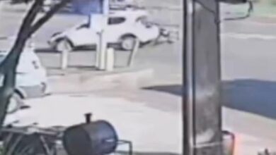 Fotos de Carro realiza conversão proibida e provoca acidente no Contorno Sul de Maringá; câmera registrou a batida