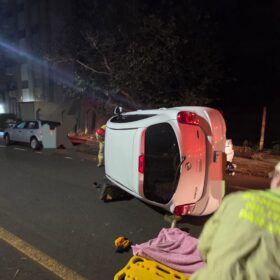 Motorista perde o controle, bate em carro estacionado e capota em Maringá Foto 3 Fotos de Motorista perde o controle, bate em carro estacionado e capota em Maringá