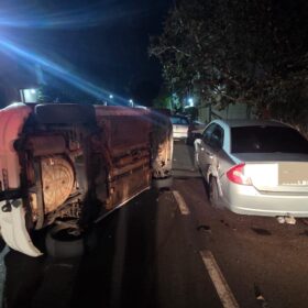 Motorista perde o controle, bate em carro estacionado e capota em Maringá Foto 2 Fotos de Motorista perde o controle, bate em carro estacionado e capota em Maringá