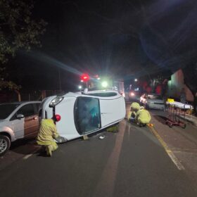 Motorista perde o controle, bate em carro estacionado e capota em Maringá Foto 1 Fotos de Motorista perde o controle, bate em carro estacionado e capota em Maringá