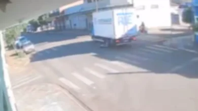 Fotos de Criança de 6 anos escapa por centímetros de tragédia após acidente com caminhão em Paiçandu; veja o vídeo