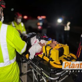Fotos de Dois motociclistas ficam feridos após colidirem na traseira de caminhão na PR-317, em Maringá