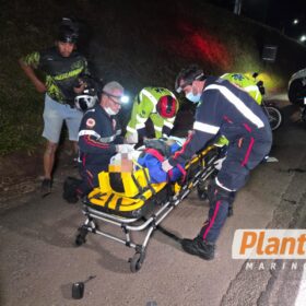 Fotos de Dois motociclistas ficam feridos após colidirem na traseira de caminhão na PR-317, em Maringá